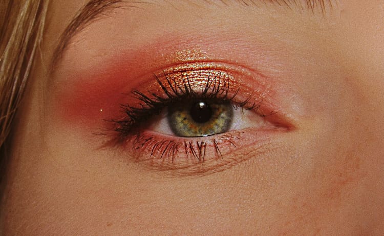 Bellezza: questo gesto diffuso può scatenare una dolorosa malattia agli occhi