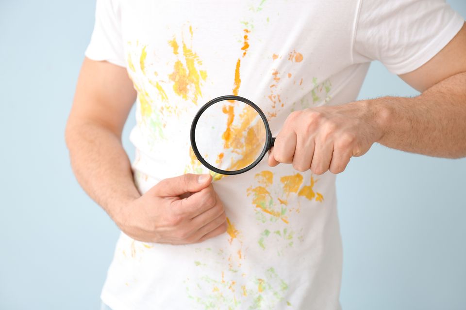 Come rimuovere le macchie di salsa di soia dai vestiti